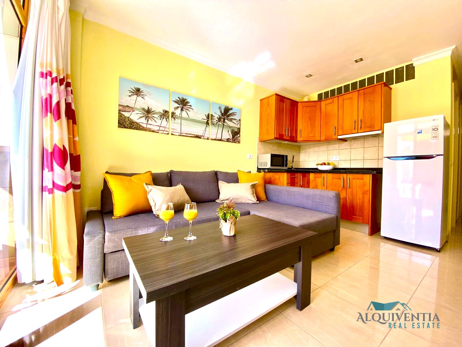 Magnifico apartamento muy bien ubicado en Playa del Inglés, a 200 m de la playa. Cerca de zonas de ocio y restauración. Este apartamento se encuentra dentro del complejo turístico Las Arenas. Dispone de solárium en la azotea, piscina no privada, uso limitado según condominio. La cocina esta equipada con microondas, nevera, y pequeños electrodomésticos como cafetera, tostadora, hervidor, secador de pelo, ect. También tiene lavadora.  Dispone de Internet 1GB de descarga y TV por satélite.